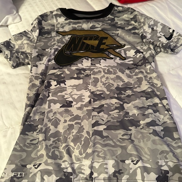 Bundle of Boys Nike Tees - Picture 3 of 12